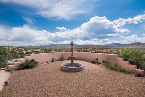 Dorthia Garden Retreat & Views House in Santa Fe