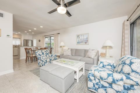 Kitchen or kitchenette, Living room, Seating area, Dining area, furniture