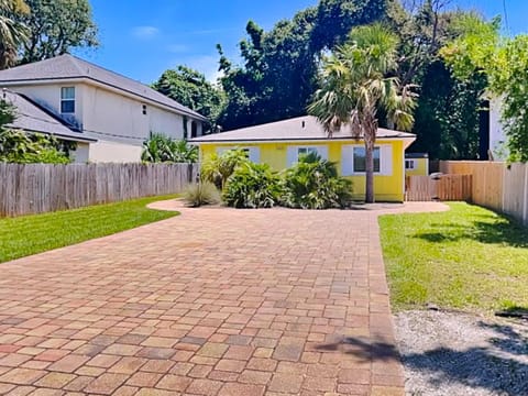 Property building, Facade/entrance, Garden, Parking