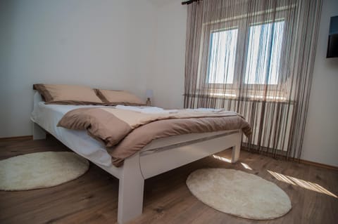 Bed, TV and multimedia, Bedroom