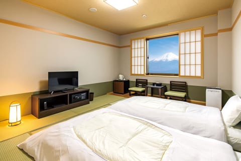 Photo of the whole room, Bedroom, Mountain view