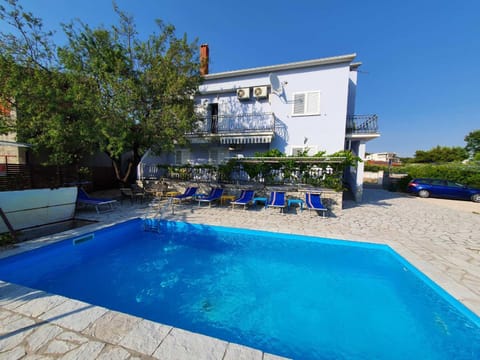 Property building, Day, Swimming pool, sunbed