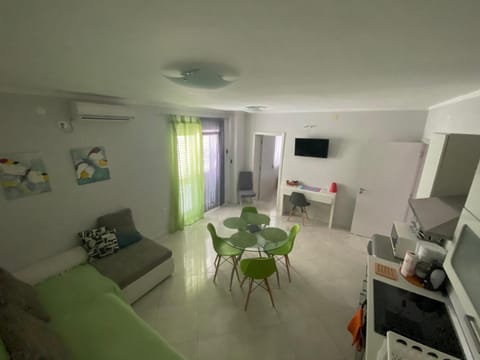 TV and multimedia, Kitchen or kitchenette, Living room, Seating area