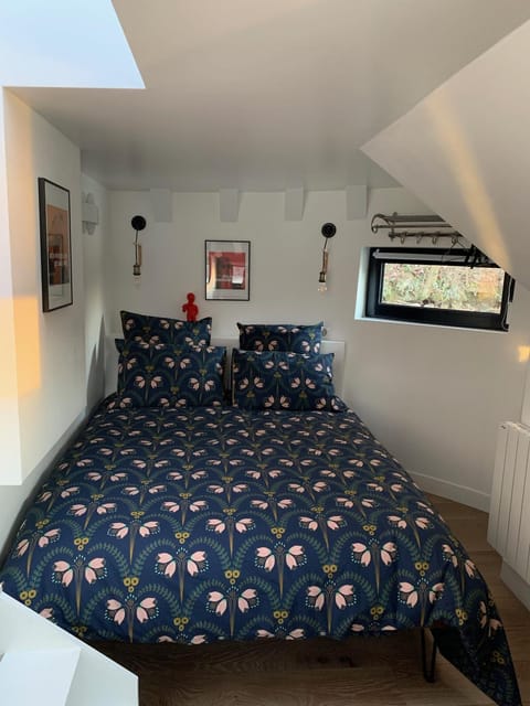 Péniche "SunFlower" Docked boat in Suresnes