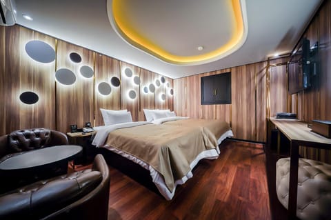 Bed, Living room, Photo of the whole room, Bedroom