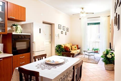 Kitchen or kitchenette, Dining area, minibar, pet friendly, stove