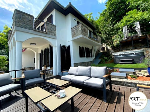 Property building, Patio, Facade/entrance, Garden, Balcony/Terrace, Seating area, Garden view, Swimming pool
