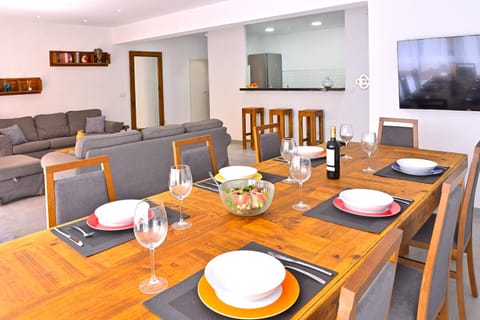 TV and multimedia, Coffee/tea facilities, Living room, Dining area