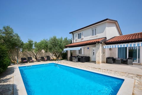 Property building, Patio, Garden, Garden view, Pool view, Swimming pool, sunbed