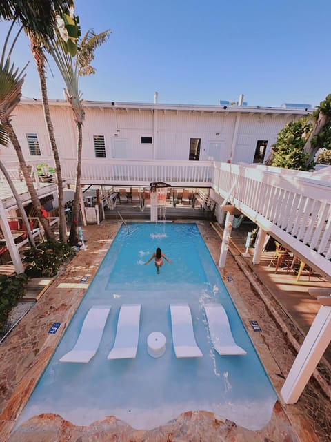 Balcony/Terrace, Pool view, Swimming pool, sunbed
