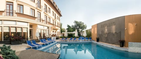 Property building, Patio, Restaurant/places to eat, Swimming pool, Swimming pool