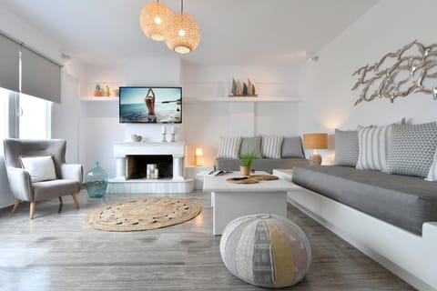 TV and multimedia, Living room, Decorative detail, Seating area