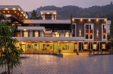Restaurant/places to eat, Night, Natural landscape, Banquet/Function facilities, Mountain view