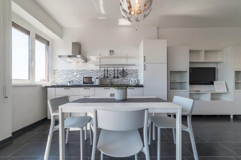 Kitchen or kitchenette, Living room, Seating area, Dining area