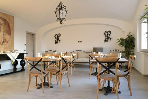 Living room, Seating area, City view, Breakfast, internet, storage, air conditioner