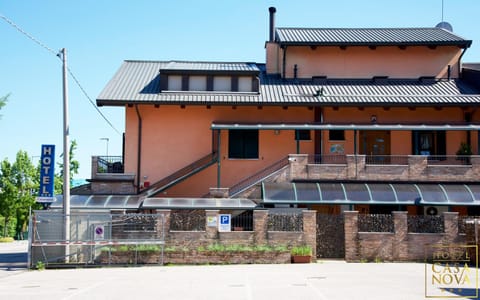 Property building, Facade/entrance, Area and facilities