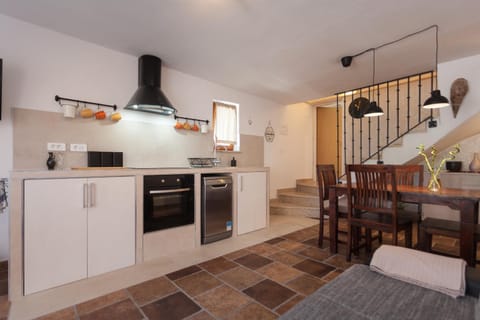 Kitchen or kitchenette, Dining area, dishwasher, oven, stove