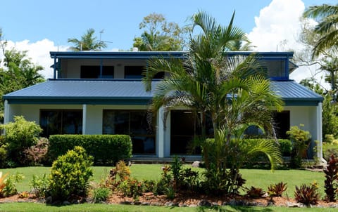 Facade/entrance, Area and facilities