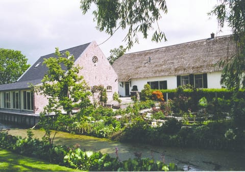 Property building, Facade/entrance, Garden, Garden view