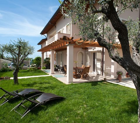 Facade/entrance, Garden