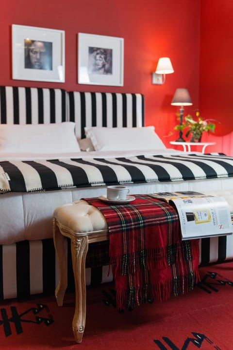 Bed, Photo of the whole room, Decorative detail, Bedroom