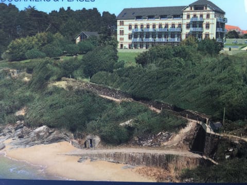 Property building, Bird's eye view, Casino, Fishing, Garden, Beach, Tennis court, Hiking, Hiking, Cycling, Garden view, Swimming pool, locker, elevator