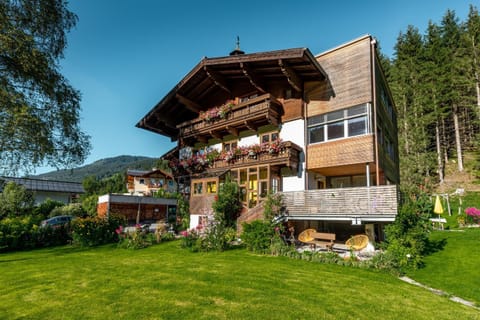 Property building, Summer, Garden, Balcony/Terrace, Mountain view