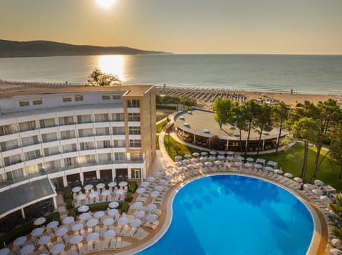 Property building, Day, Natural landscape, Beach, Swimming pool, Sunrise, sunbed
