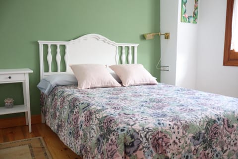 Property building, Bed, Bedroom