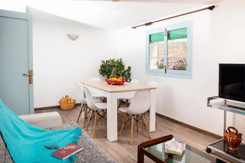 Communal lounge/ TV room, Spring, Living room, Dining area, Sunset