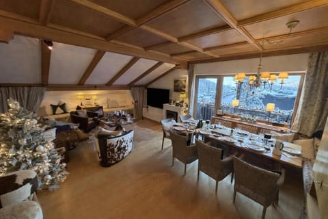 TV and multimedia, Living room, Seating area, Dining area, Food