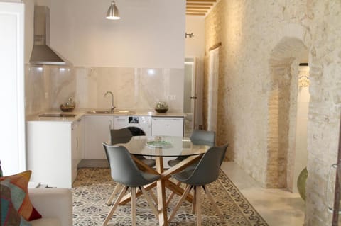 Kitchen or kitchenette, Dining area