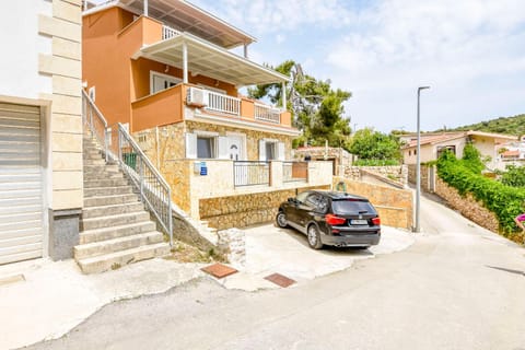 Property building, Facade/entrance, Street view, Location, Parking