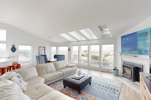 3 Bed 3 Bath Vacation home in Bayshore Beach Club House in Waldport