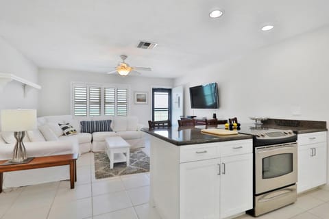2 Bed 2 Bath Apartment in Tampa Bay House in Sunset Beach
