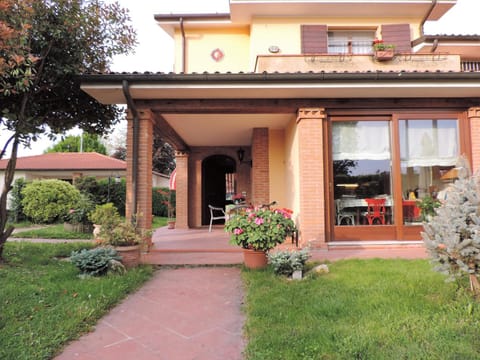 Patio, Facade/entrance