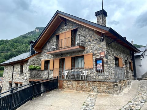 Property building, Natural landscape, Landmark view, Mountain view