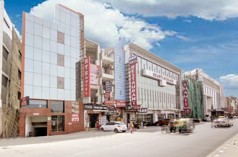 Property building, Day, Neighbourhood, City view, Street view, Location, Parking