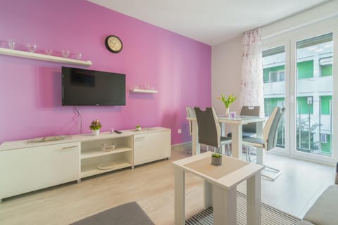 TV and multimedia, Living room, Seating area, Dining area