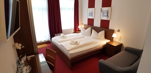 Bed, TV and multimedia, Seating area, Bedroom