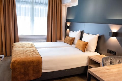 Bed, Bathroom, Bedroom, air conditioner