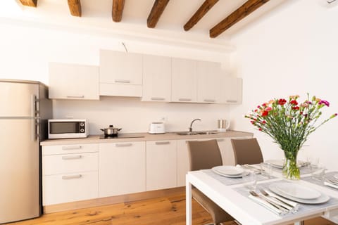 Kitchen or kitchenette, Dining area