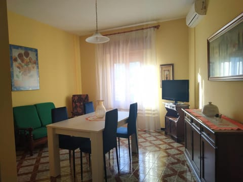 Living room, Dining area, Evening entertainment