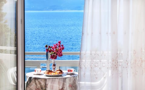 Natural landscape, Balcony/Terrace, Seating area, Sea view