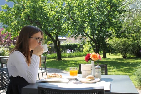 Garden, Food and drinks, Garden view, Breakfast