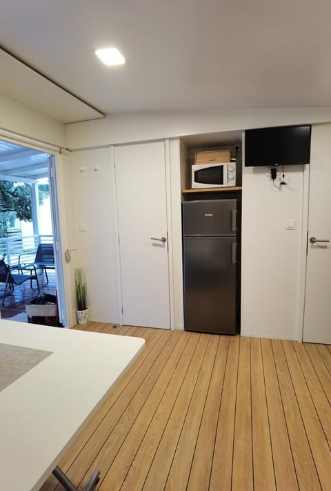 Kitchen or kitchenette, minibar