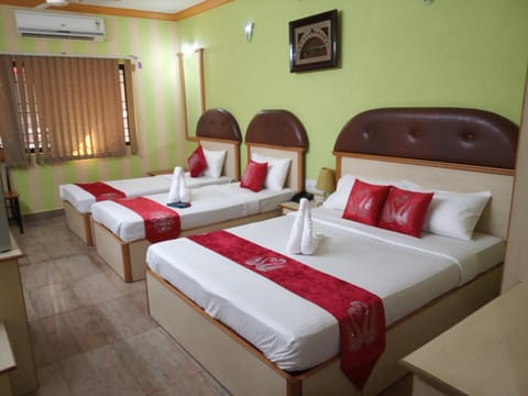 Photo of the whole room, air conditioner