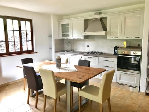 Coffee/tea facilities, Kitchen or kitchenette, Living room, Food and drinks, Food and drinks, Seating area, Dining area, Communal kitchen, Family