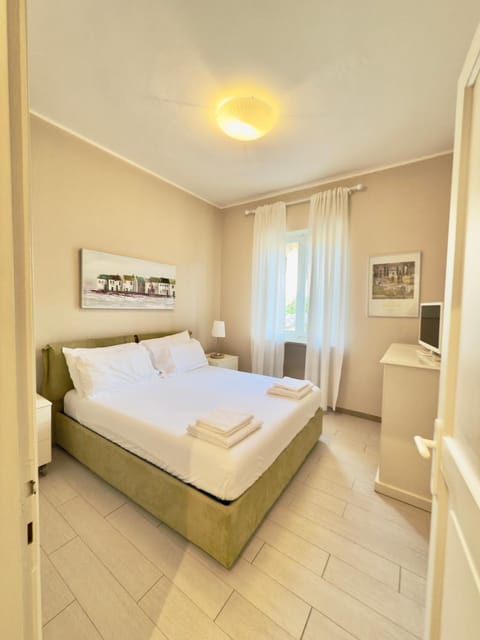 Bed, TV and multimedia, Photo of the whole room, Bedroom, towels