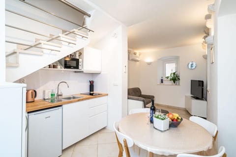 TV and multimedia, Coffee/tea facilities, Kitchen or kitchenette, Living room, Seating area, minibar, stove, toaster, air conditioner